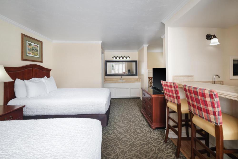 Large Queen Room with Two Queen Beds - Non-Smoking interior