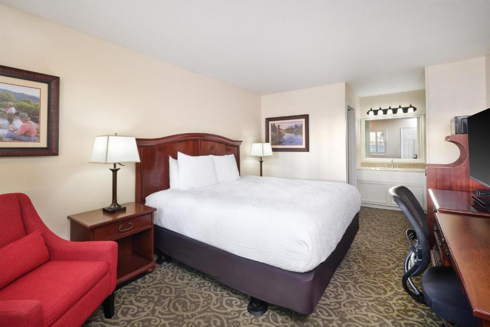 King Room - Non-Smoking interior